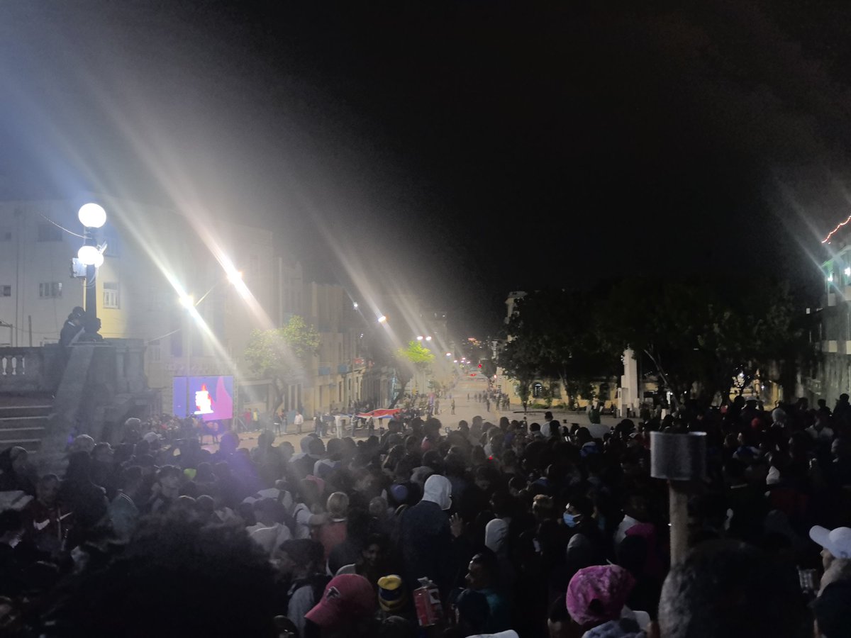 La escalinata de la Universidad de La Habana vuelve a reunir a los jóvenes de #Cuba en la víspera del natalicio de nuestro Héroe Nacional José Martí.
La #MarchaDeLasAntorchas es motivo para homenajear a #Fidel en su centenario.
#CubaVencerá
<a href="/UJCdeCuba/">UJC de Cuba</a>