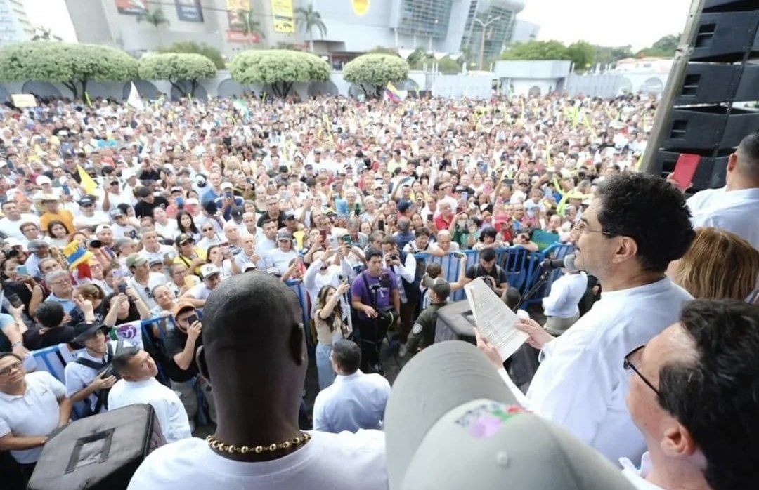 Mientras Uribe en Cúcuta no pudo llenar un parque de 300 mts cuadrados, Iván Cepeda colapsó toda una plaza.

¡El Uribismo murió hace rato!