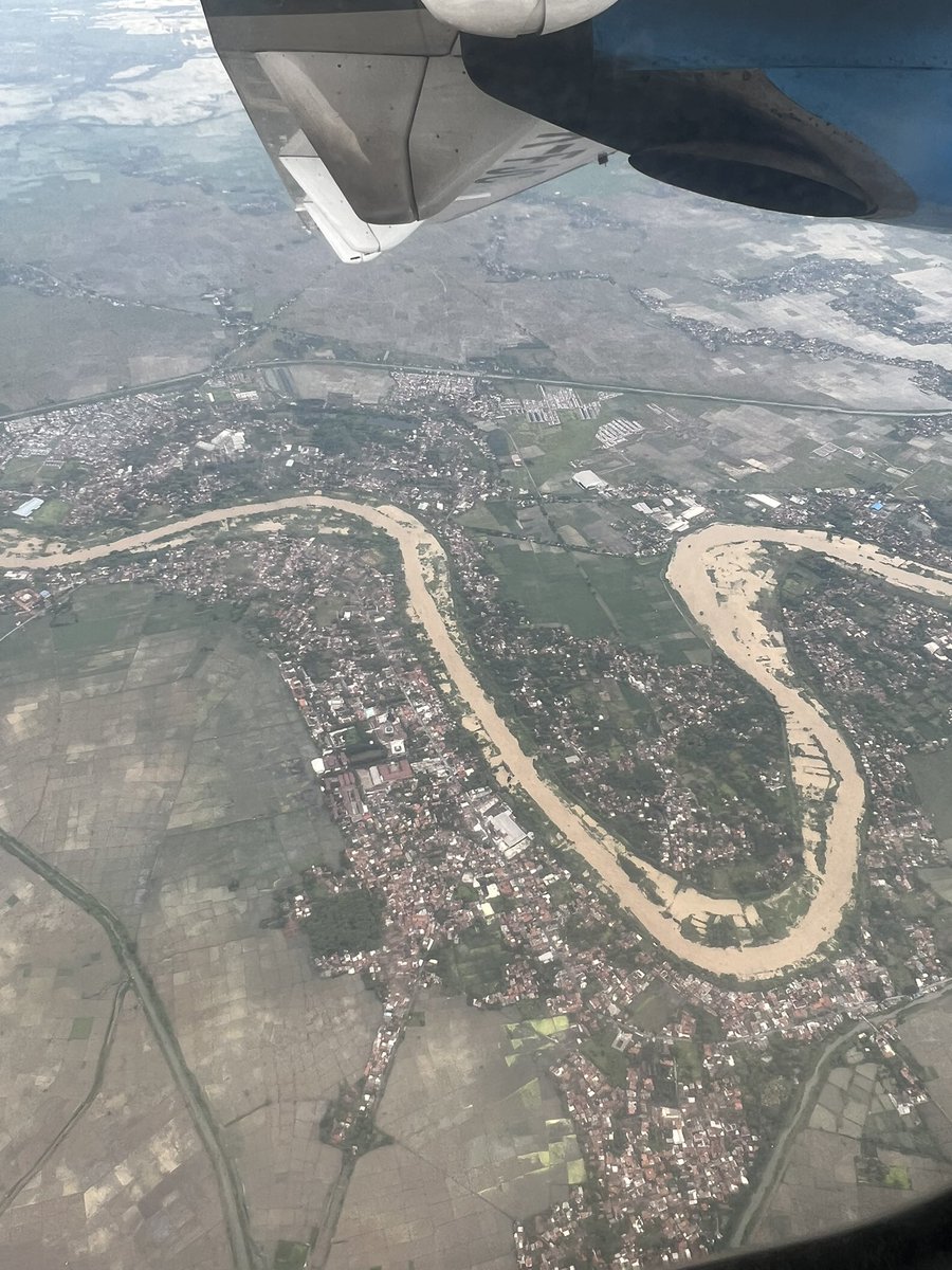 AgusMaryono's tweet photo. Sungai itu memang berkelok-kelok jangan diluruskan kalau mau aman. https://t.co/17gWabTvDH
