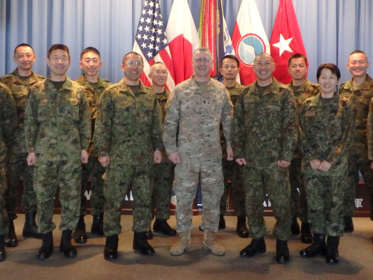 陸上自衛隊 #教育訓練研究本部 は、第18期最先任上級曹長課程学生に