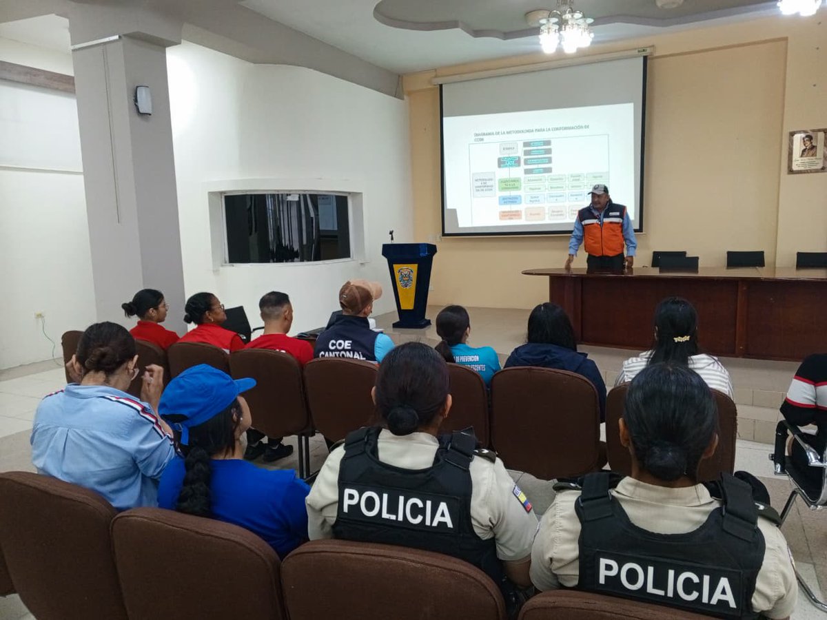Riesgos_Ec's tweet photo. 📍#ElOro 
#Huaquillas
En coordinación con el GAD del cantón Huaquillas, socializamos los lineamientos para la conformación de comités comunitarios de gestión de riesgos, dirigido a las instituciones de primera respuesta: @PoliciaEcuador @Salud_Ec, @cruzrojaecuador, Jefatura Política y Cuerpo de Bomberos.

Esta articulación interinstitucional busca fortalecer la intervención en sectores vulnerables, promoviendo la organización comunitaria para que los comités actúen como primeros respondientes ante eventos peligrosos.

#EstamosPreparados 🦺🇪🇨
