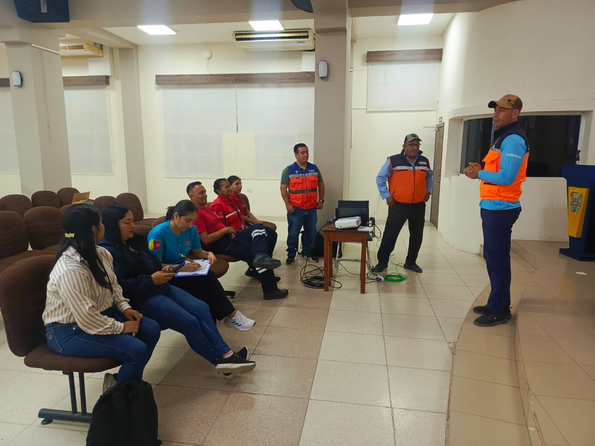 Riesgos_Ec's tweet photo. 📍#ElOro 
#Huaquillas
En coordinación con el GAD del cantón Huaquillas, socializamos los lineamientos para la conformación de comités comunitarios de gestión de riesgos, dirigido a las instituciones de primera respuesta: @PoliciaEcuador @Salud_Ec, @cruzrojaecuador, Jefatura Política y Cuerpo de Bomberos.

Esta articulación interinstitucional busca fortalecer la intervención en sectores vulnerables, promoviendo la organización comunitaria para que los comités actúen como primeros respondientes ante eventos peligrosos.

#EstamosPreparados 🦺🇪🇨