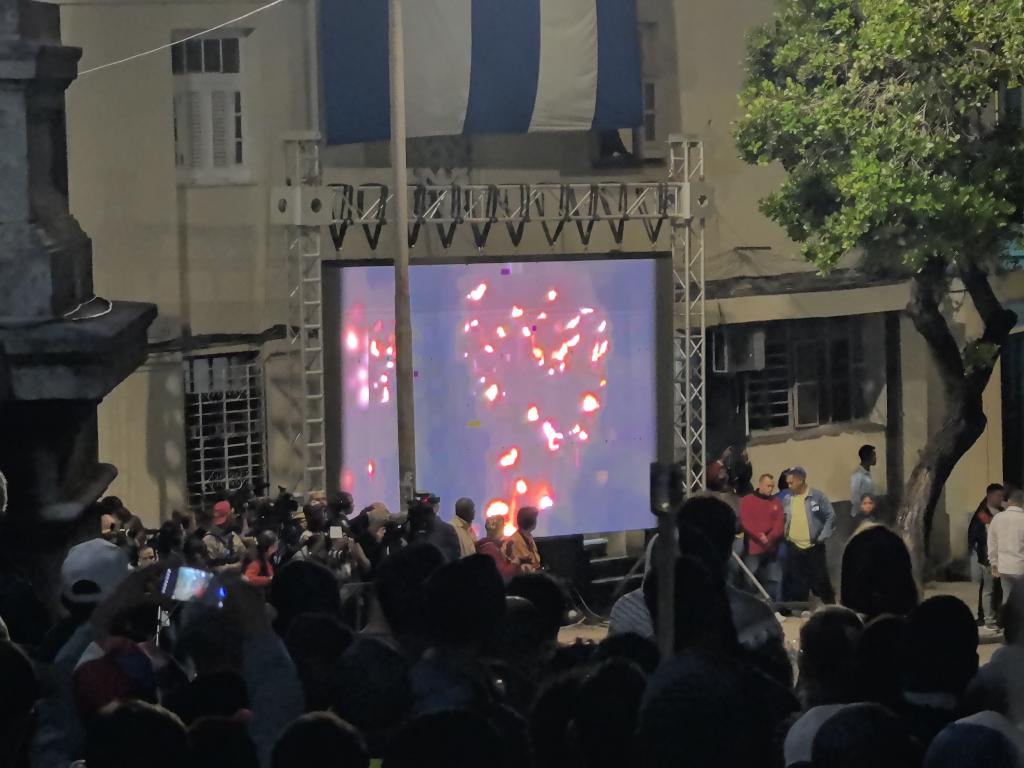 La #MarchaDeLasAntorchas es hoy la Marcha Centenaria Antimperialista. Hoy decimos SI a la #Revolución junto a #Marti y #Fidel La llama no se apagará hoy. Batallaremos igual que los que nos precedieron y seremos leales e invencibles seguidores de #Marti.
#PatriaOMuerteVenceremos