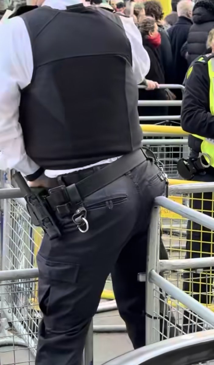GazzManuel's tweet photo. Ojalá y que en lo que se atora fuera mi verga, que buenas magas tiene ese poli.
#nalgon #bootyman #bottom https://t.co/NNxidOxWgN