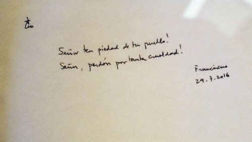 A 81 años de la liberación del campo de exterminio en Auschwitz no puedo dejar de recordar la visita del Papa Francisco en 2016 donde caminó durante dos horas en absoluto silencio. Al final dejó una nota firmada que decía: “Señor, ten piedad por tu pueblo. Señor, perdón por tanta