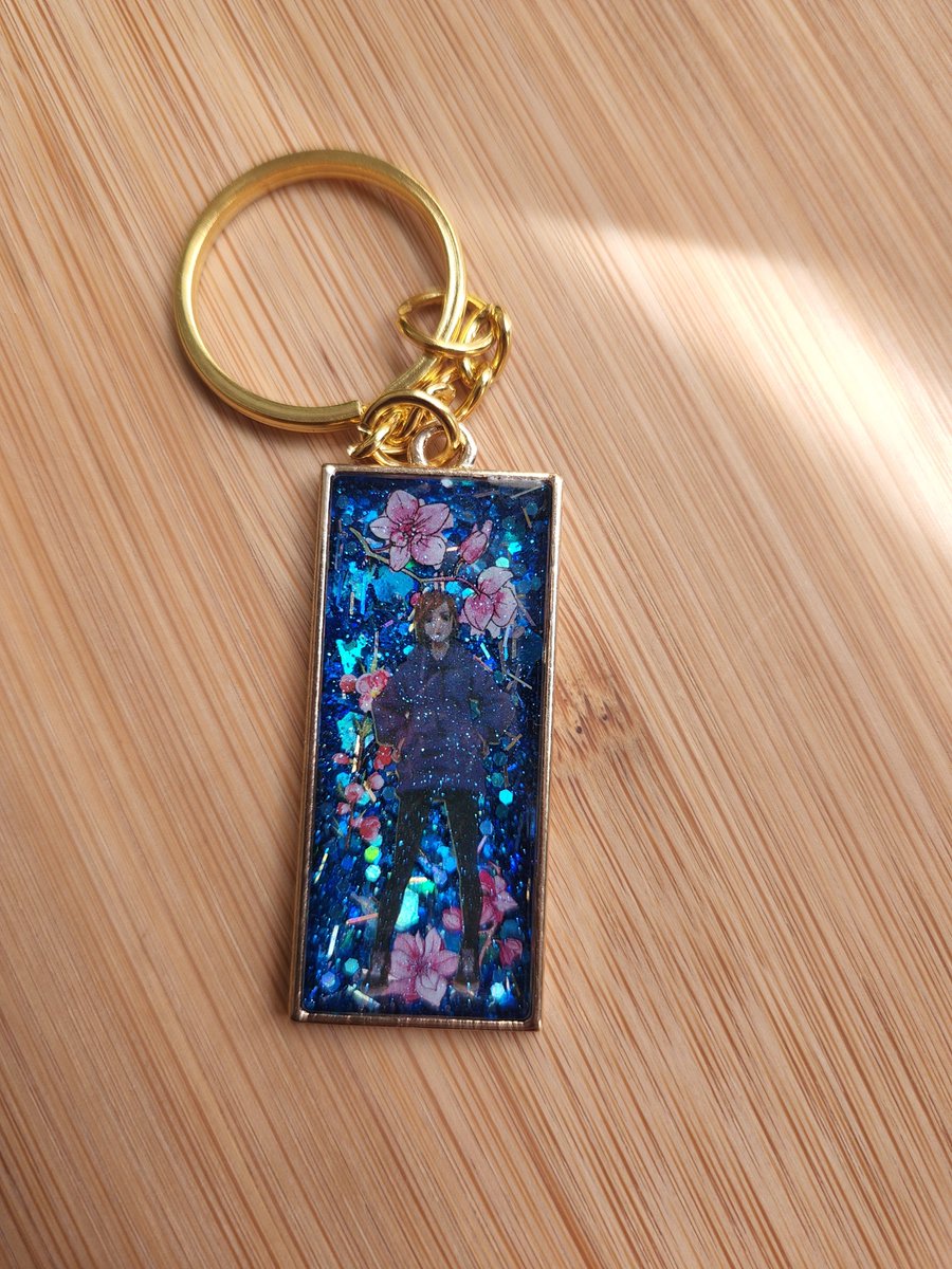 icefire_crafts's tweet photo. I didn’t have the exact flowers but I still think it came out pretty nice!
.
.
.
#resinart #resinartist #resincraft  #resinjewelry #resinkeychains https://t.co/GGzm7Tg6My