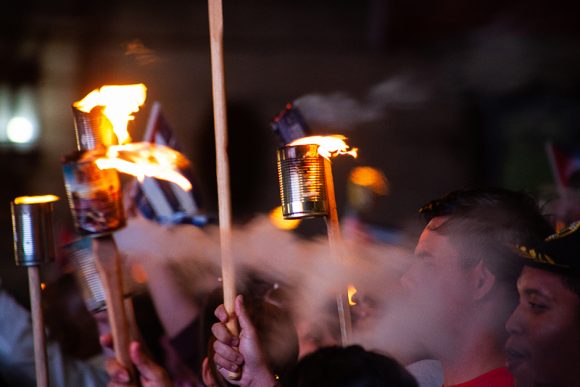 La Antorcha Centenaria Antimperialista arde hoy en manos de los jóvenes Cubanos. Hoy honramos a #Marti y marchamos junto a #Fidel. Hoy recordamos a nuestros héroes que dieron su vida en la primera línea de defensa de #Maduro. Los cubanos decimos #PatriaOMuerteVenceremos