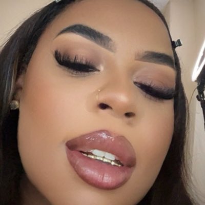 AneysiaLily's tweet photo. We not locking lips, but he still kissing ass and kissing feet…😘😈 #loveisland #GOLD https://t.co/AOr00KnGsH