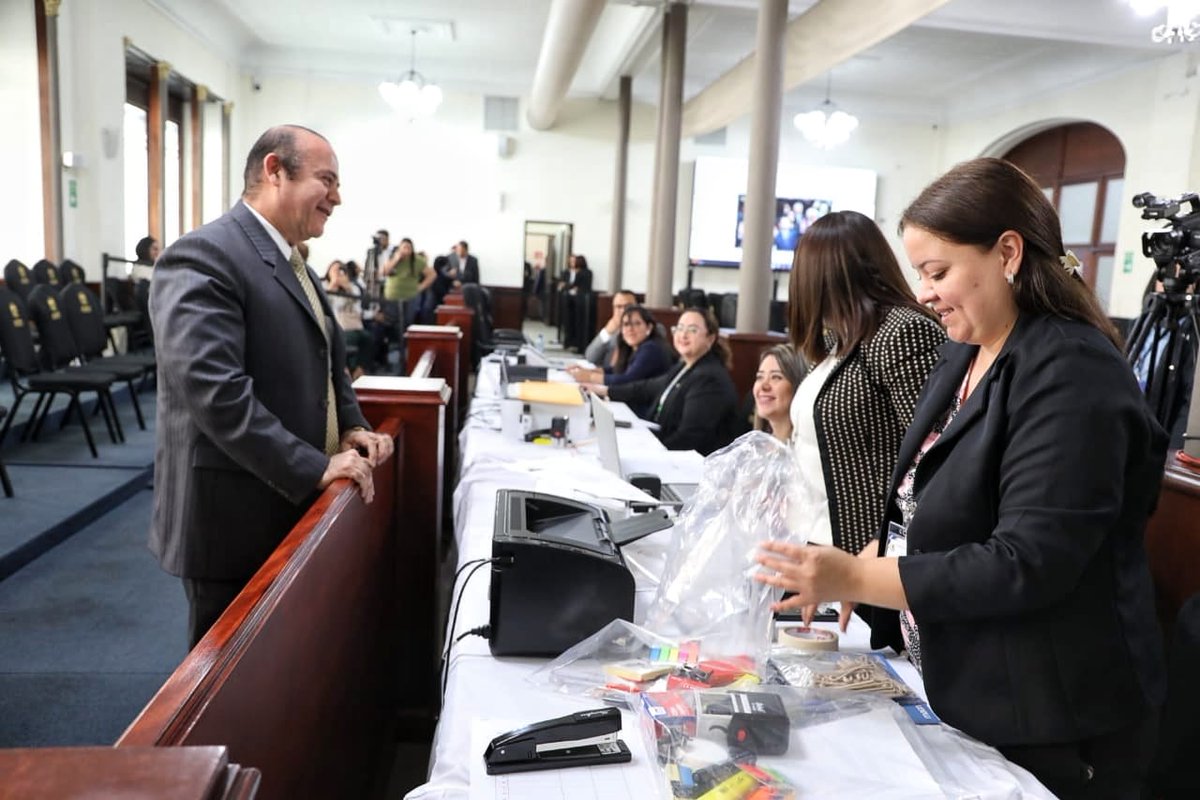 3⃣ ¿Quiénes figuran entre los aspirantes?

Entre ellos se encuentra el PDH, José Alejandro Córdoba, y al menos tres funcionarios actuales del TSE. Todos buscan un espacio en la nomina final. 📸 Esbin García.