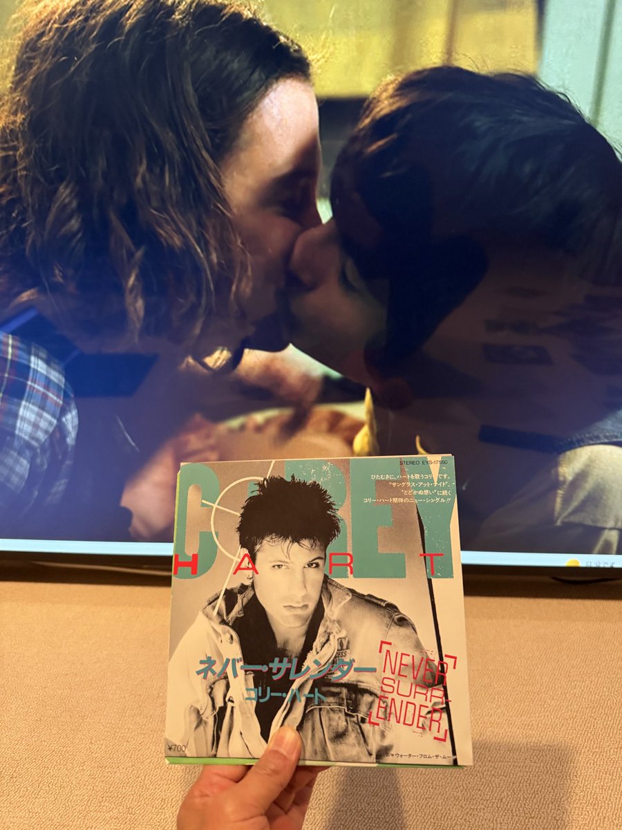 tkamkt's tweet photo. Stranger Things and Vinyl 19
season 3-1
Cary Hart : Never surrender
#StrangerThings 

https://t.co/2159UCXKrQ https://t.co/Xd4O9ONj7p