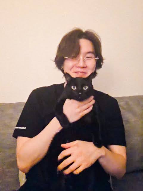 juicyynamjoon's tweet photo. i think we need to all collectively bring our attention back to yoongi with his fur baby, tang https://t.co/ajnvW3tiPD
