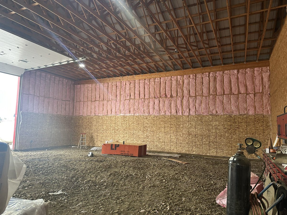 DefiDegen250's tweet image. Day 3 of getting heat in the shop 🔥

South side is fully insulated and boards are up. 

Now to get the Vapor barrier up and covering the rest of the insulation and then move onto the north side 💪

Should have walls done tomorrow 🤞 

#RanchLife #BuiltNotBought #CroFam
