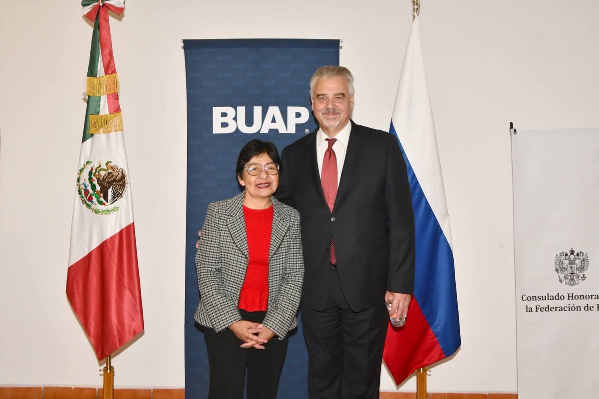 EmbRusiaMexico's tweet photo. La principal universidad pública de Puebla inaugura una exposición por los 135 años de las relaciones Rusia–México

El 27 de enero se inauguró en la Benemérita Universidad Autónoma de Puebla una exposición dedicada al 135.º aniversario del establecimiento de las relaciones diplomáticas entre Rusia y México, proporcionada por la Embajada de Rusia en México.

La muestra reúne materiales de archivo y fotografías que reflejan las principales etapas de la historia de las relaciones ruso-mexicanas.

Durante la ceremonia, el Embajador de Rusia en México, Nikolay Sofinskiy, destacó que las relaciones entre Rusia y México se han caracterizado históricamente por un espíritu de respeto, entendimiento y simpatía mutua entre sus pueblos.

Por su parte, la Doctora Lilia Cedillo Ramírez, Rectora de la Benemérita Universidad Autónoma de Puebla, subrayó la importancia de esta exposición para la comunidad universitaria y expresó su beneplácito por acoger en la BUAP una muestra que acerca a estudiantes y académicos a la historia de los vínculos entre ambos países.

En el acto estuvieron presentes representantes del ámbito académico y universitario, estudiantes y periodistas.

La exposición fue organizada con la participación del Consulado Honorario de Rusia en Puebla y de la Casa de Cultura México-Rusia.