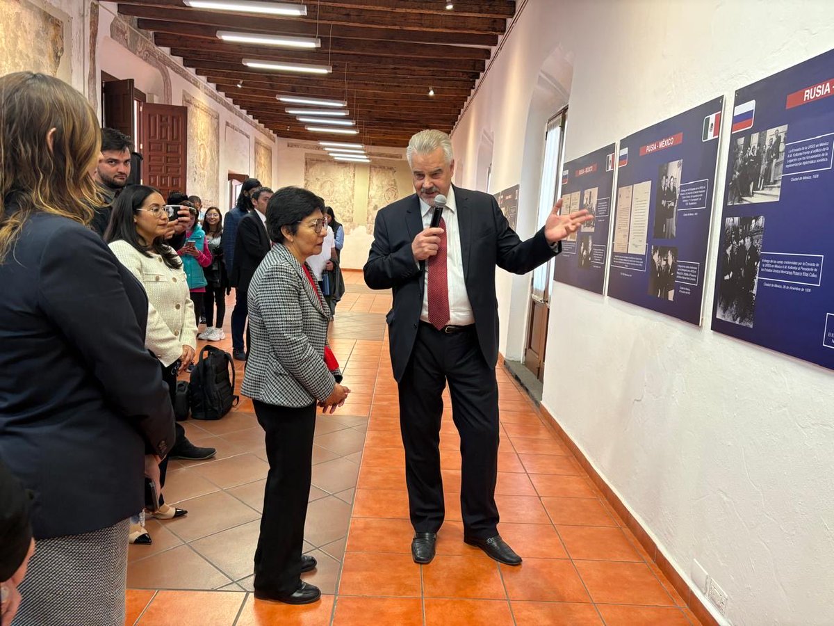 EmbRusiaMexico's tweet photo. La principal universidad pública de Puebla inaugura una exposición por los 135 años de las relaciones Rusia–México

El 27 de enero se inauguró en la Benemérita Universidad Autónoma de Puebla una exposición dedicada al 135.º aniversario del establecimiento de las relaciones diplomáticas entre Rusia y México, proporcionada por la Embajada de Rusia en México.

La muestra reúne materiales de archivo y fotografías que reflejan las principales etapas de la historia de las relaciones ruso-mexicanas.

Durante la ceremonia, el Embajador de Rusia en México, Nikolay Sofinskiy, destacó que las relaciones entre Rusia y México se han caracterizado históricamente por un espíritu de respeto, entendimiento y simpatía mutua entre sus pueblos.

Por su parte, la Doctora Lilia Cedillo Ramírez, Rectora de la Benemérita Universidad Autónoma de Puebla, subrayó la importancia de esta exposición para la comunidad universitaria y expresó su beneplácito por acoger en la BUAP una muestra que acerca a estudiantes y académicos a la historia de los vínculos entre ambos países.

En el acto estuvieron presentes representantes del ámbito académico y universitario, estudiantes y periodistas.

La exposición fue organizada con la participación del Consulado Honorario de Rusia en Puebla y de la Casa de Cultura México-Rusia.