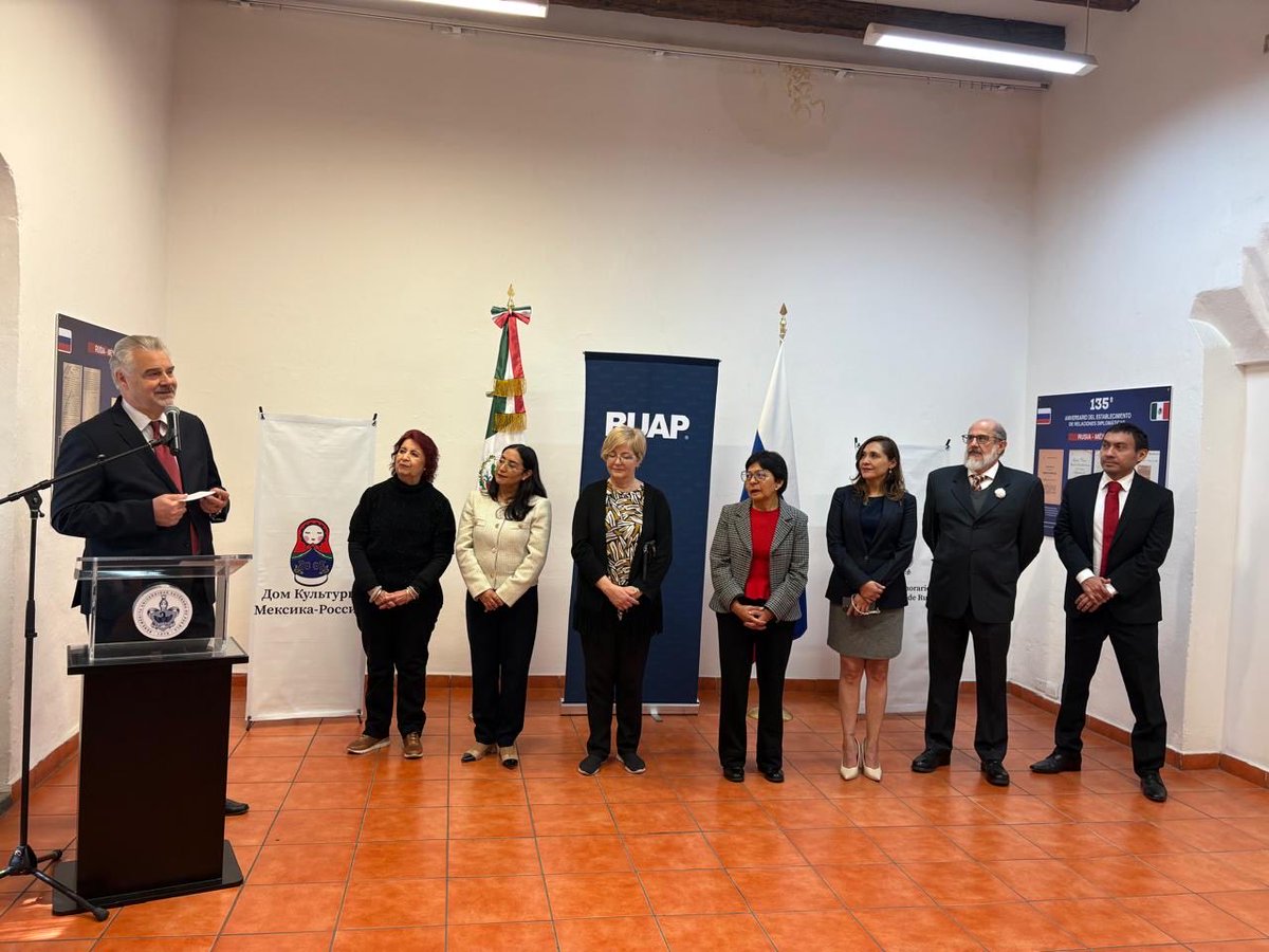EmbRusiaMexico's tweet photo. La principal universidad pública de Puebla inaugura una exposición por los 135 años de las relaciones Rusia–México

El 27 de enero se inauguró en la Benemérita Universidad Autónoma de Puebla una exposición dedicada al 135.º aniversario del establecimiento de las relaciones diplomáticas entre Rusia y México, proporcionada por la Embajada de Rusia en México.

La muestra reúne materiales de archivo y fotografías que reflejan las principales etapas de la historia de las relaciones ruso-mexicanas.

Durante la ceremonia, el Embajador de Rusia en México, Nikolay Sofinskiy, destacó que las relaciones entre Rusia y México se han caracterizado históricamente por un espíritu de respeto, entendimiento y simpatía mutua entre sus pueblos.

Por su parte, la Doctora Lilia Cedillo Ramírez, Rectora de la Benemérita Universidad Autónoma de Puebla, subrayó la importancia de esta exposición para la comunidad universitaria y expresó su beneplácito por acoger en la BUAP una muestra que acerca a estudiantes y académicos a la historia de los vínculos entre ambos países.

En el acto estuvieron presentes representantes del ámbito académico y universitario, estudiantes y periodistas.

La exposición fue organizada con la participación del Consulado Honorario de Rusia en Puebla y de la Casa de Cultura México-Rusia.