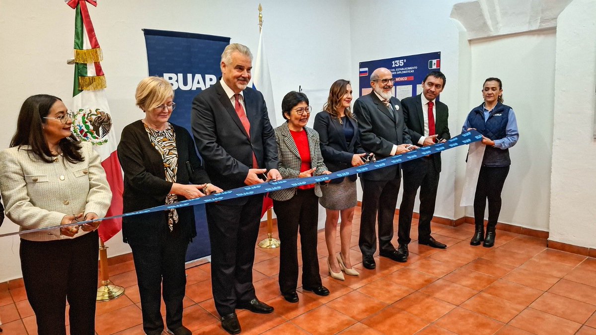 EmbRusiaMexico's tweet photo. La principal universidad pública de Puebla inaugura una exposición por los 135 años de las relaciones Rusia–México

El 27 de enero se inauguró en la Benemérita Universidad Autónoma de Puebla una exposición dedicada al 135.º aniversario del establecimiento de las relaciones diplomáticas entre Rusia y México, proporcionada por la Embajada de Rusia en México.

La muestra reúne materiales de archivo y fotografías que reflejan las principales etapas de la historia de las relaciones ruso-mexicanas.

Durante la ceremonia, el Embajador de Rusia en México, Nikolay Sofinskiy, destacó que las relaciones entre Rusia y México se han caracterizado históricamente por un espíritu de respeto, entendimiento y simpatía mutua entre sus pueblos.

Por su parte, la Doctora Lilia Cedillo Ramírez, Rectora de la Benemérita Universidad Autónoma de Puebla, subrayó la importancia de esta exposición para la comunidad universitaria y expresó su beneplácito por acoger en la BUAP una muestra que acerca a estudiantes y académicos a la historia de los vínculos entre ambos países.

En el acto estuvieron presentes representantes del ámbito académico y universitario, estudiantes y periodistas.

La exposición fue organizada con la participación del Consulado Honorario de Rusia en Puebla y de la Casa de Cultura México-Rusia.