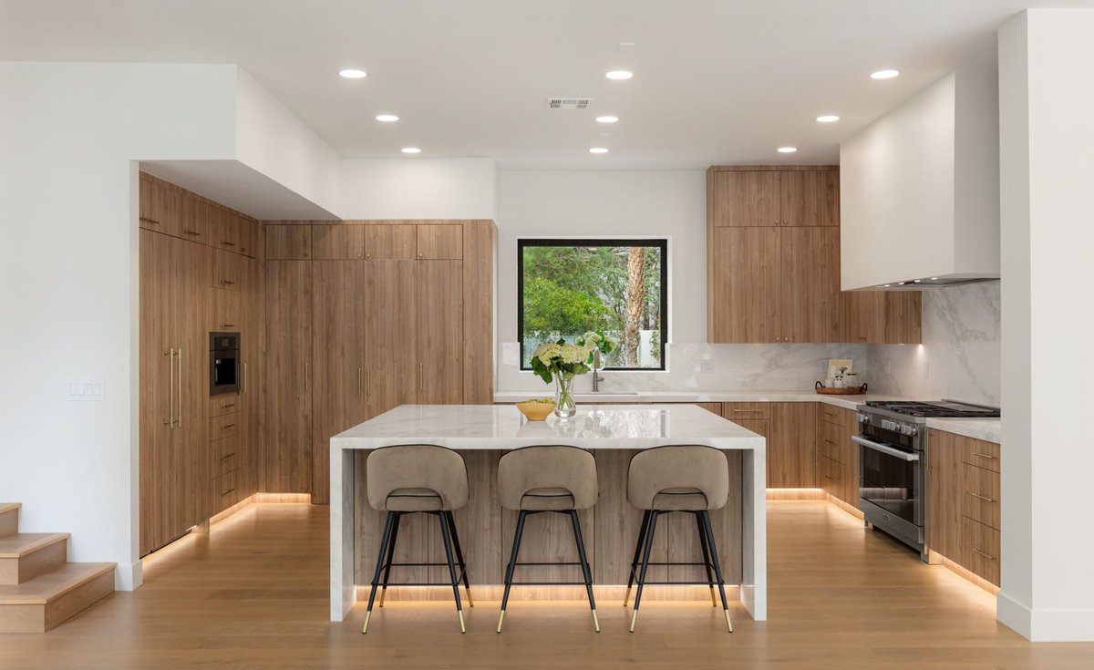 LXRYEstates's tweet photo. A reimagined masterpiece in the Palisades, this custom estate has been transformed with the finest materials.⁠ With six bedrooms, a four-car garage, and a resort-style backyard, the home is designed for grand hosting and comfort. ⁠

204 Luxaire Court - Las Vegas, NV USA https://t.co/4aA9LjdffV
