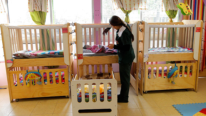 TarquinoPaspala's tweet image. Después de muchos meses de trabajo y consenso legislativo entre gob y oposición, el senador Sanhueza de la UDI, quien preside comisión del trabajo, se opone a tramitar el proyecto de SALA CUNA. Una vez más la UDI impide q se puedan generar 145 mil puestos d trabajos para mujeres.