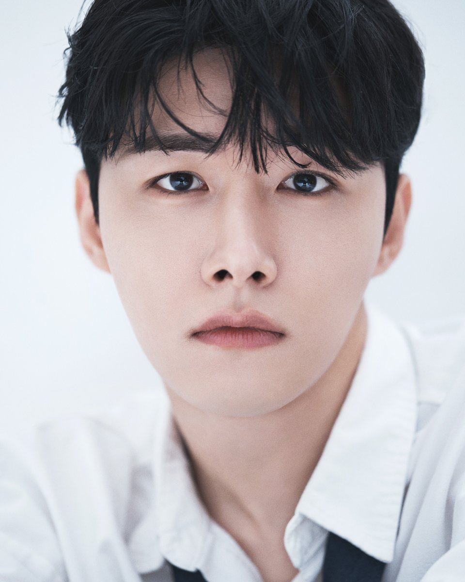 imbcenews's tweet photo. 서지훈, '지우학2' 촬영 마친 뒤 육군 현역 입대 [공식입장] 
#서지훈 #SeoJiHun #지금우리학교는2 #지우학2 #AllofUsAreDead2 
#넷플릭스 #Netflix #육군현역입대 #군입대 #군복무 #iMBC연예 

서지훈 소속사 매니지먼트 구는 28일 iMBC연예에 "서지훈이 오는 2월 3일 입대한다"라고 밝혔다.

서지훈은 입대 당일 별도의 공식 행사 없이 조용히 입소할 예정이며, 훈련소에서 기초 군사 훈련을 받은 후 국방의 의무를 성실히 수행할 계획이다. 

‘지금 우리 학교는2’는 약 2년 후 공개를 목표로 하고 있어, 군 복무 이후에도 대중과 만날 예정이다.

그간 다양한 작품에서 훈훈한 비주얼과 깊이 있는 연기 스펙트럼을 증명하며 큰 사랑을 받아온 서지훈은 이제 한 명의 대한민국 남성으로서 국방의 의무를 다하기 위해 군 입대를 결정하게 됐다.

🔗https://t.co/mwpn2M9y8B