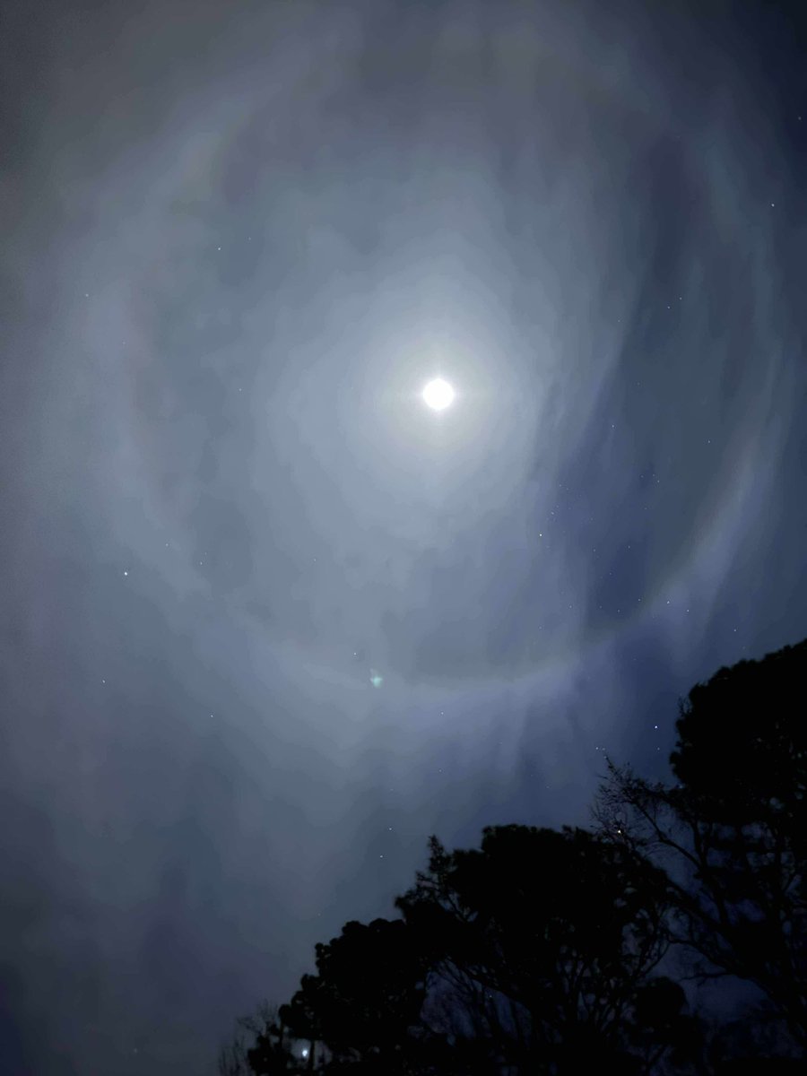 spann's tweet photo. Impressive 22 degree moon halo over Alabama tonight. This happens when moonlight passes through millions of tiny, hexagon-shaped ice crystals in high, thin cirrus clouds. As the light bends (refracts) through the crystals, it forms a circle with a radius of about 22 degrees from the Moon—roughly the width of your outstretched hand held at arm’s length.