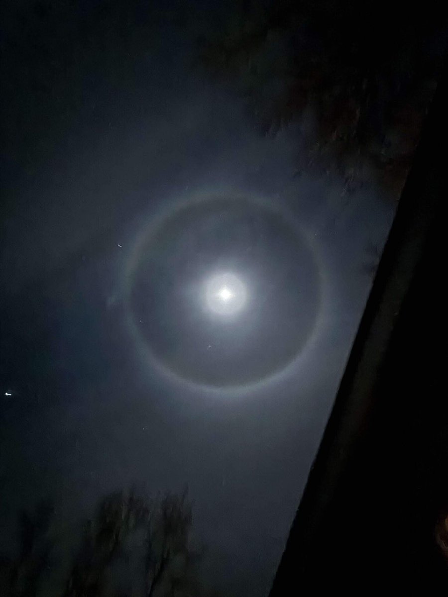 spann's tweet photo. Impressive 22 degree moon halo over Alabama tonight. This happens when moonlight passes through millions of tiny, hexagon-shaped ice crystals in high, thin cirrus clouds. As the light bends (refracts) through the crystals, it forms a circle with a radius of about 22 degrees from the Moon—roughly the width of your outstretched hand held at arm’s length.