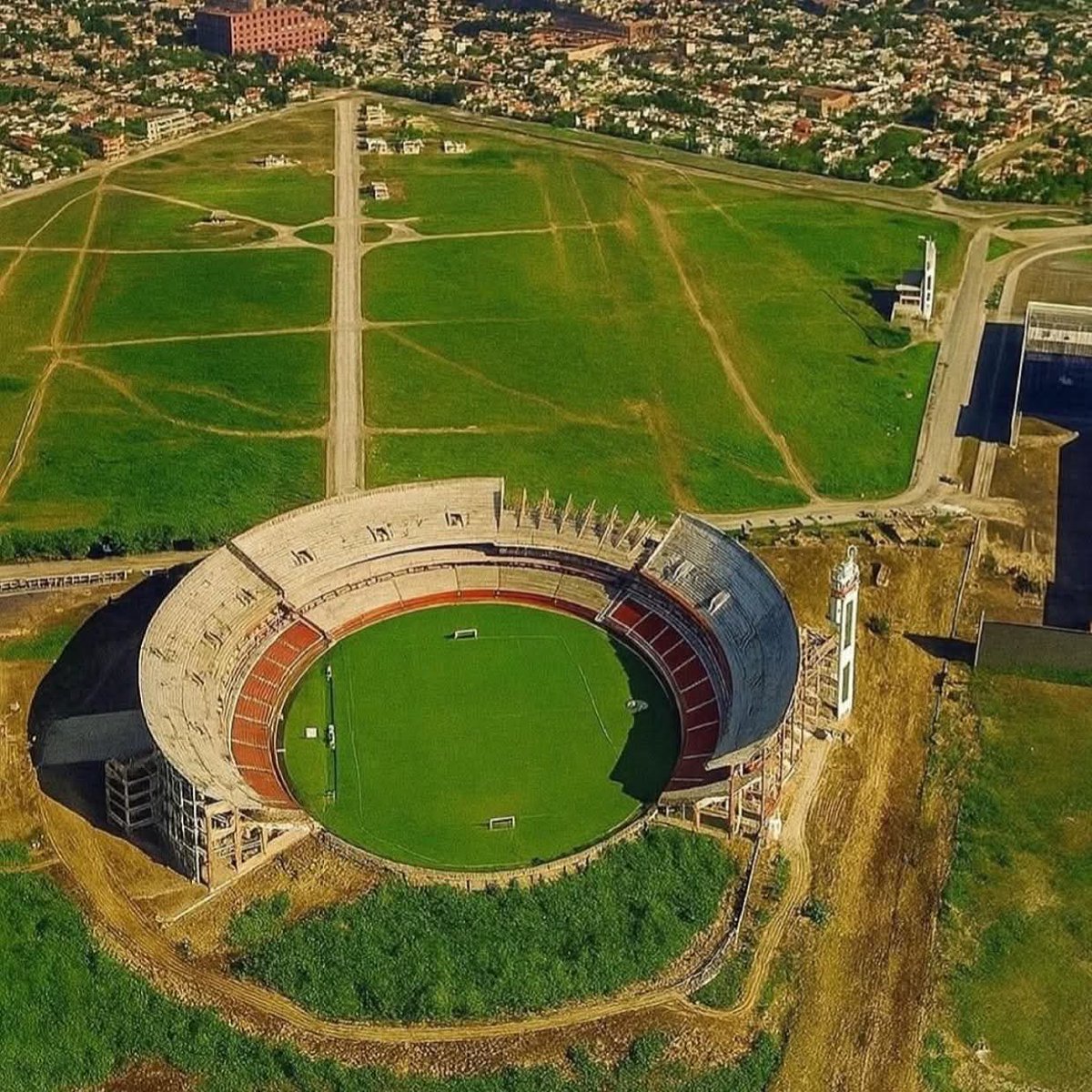 Solamente una mente brillante como la de Antonio Vespucio Liberti pudo imaginar el potencial que tenían esas tierras a mediados de la década del 30.