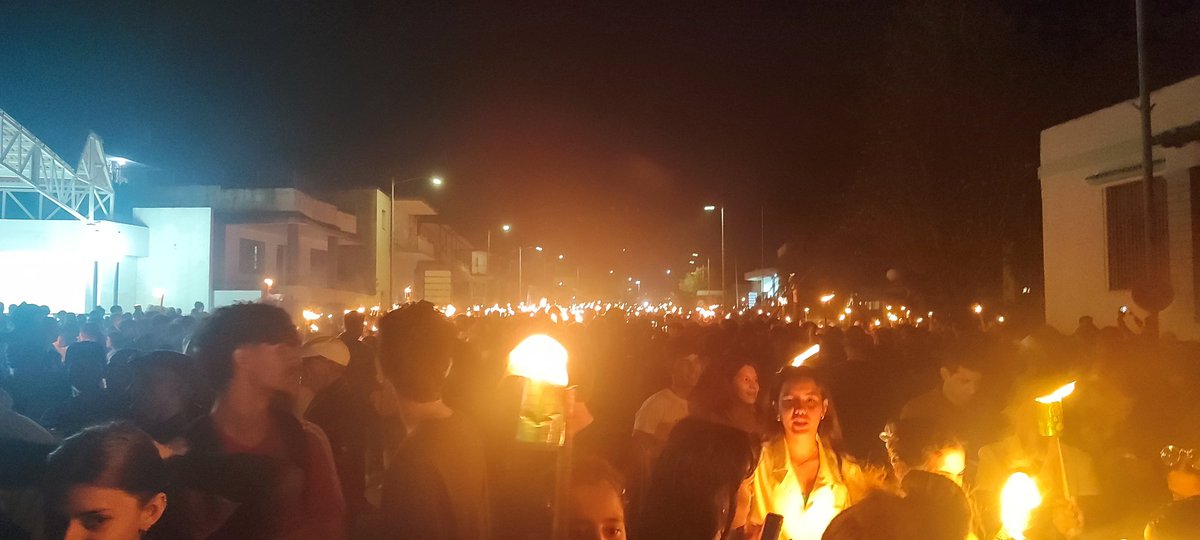 DarielRivadene4's tweet photo. 🔥 La Marcha de las Antorchas ilumina nuestras calles y nuestra memoria. Cada llama es símbolo de unidad, juventud y compromiso con la historia. Hoy recordamos que la luz de las ideas nunca se apaga, y que seguimos caminando juntos, con antorchas encendidas en el ❤️.🕯️🇨🇺
#UNISS https://t.co/sBL7HZbziU