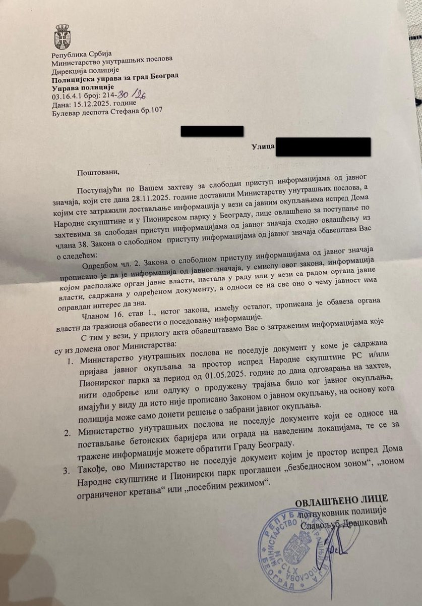 IvanForum's tweet image. Danas smo saznali da je ono ruglo od “ćacilenda” nelegalno sve vreme, odnosno od 01.05.2025. godine… važi i za Pionirski park, betonske barijere, ograde i “zabranu kretanja”… 👇👇👇

Pitanje od milion dolara $:
Po kom jbnom osnovu MUP obezbeđuje sve to sve vreme?