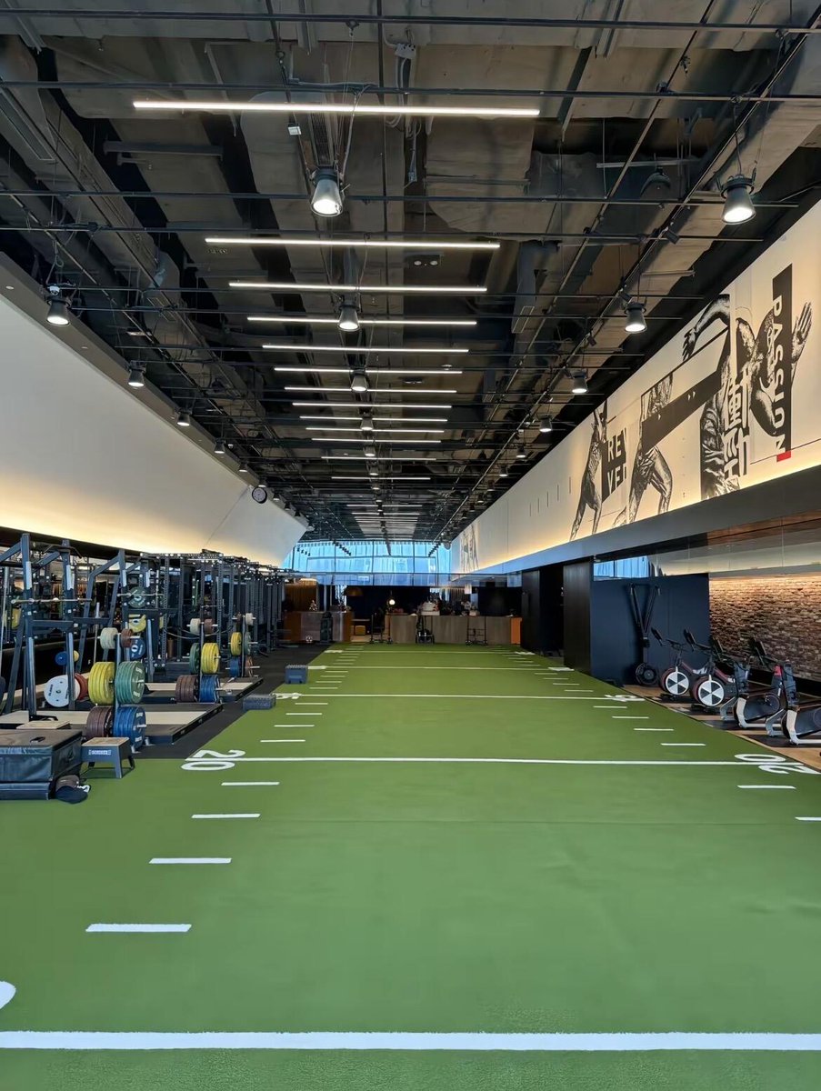 rish990's tweet image. 健身房的一年自律
坚持一年多，每天七点半健身房练力量。变化不是八块腹肌，而是精力更充沛，开会到深夜不犯困；决策更清晰，少了中年人的犹豫；情绪更稳定，不会轻易被琐事激怒。中年男人的体面，是藏在健身房的汗水里。