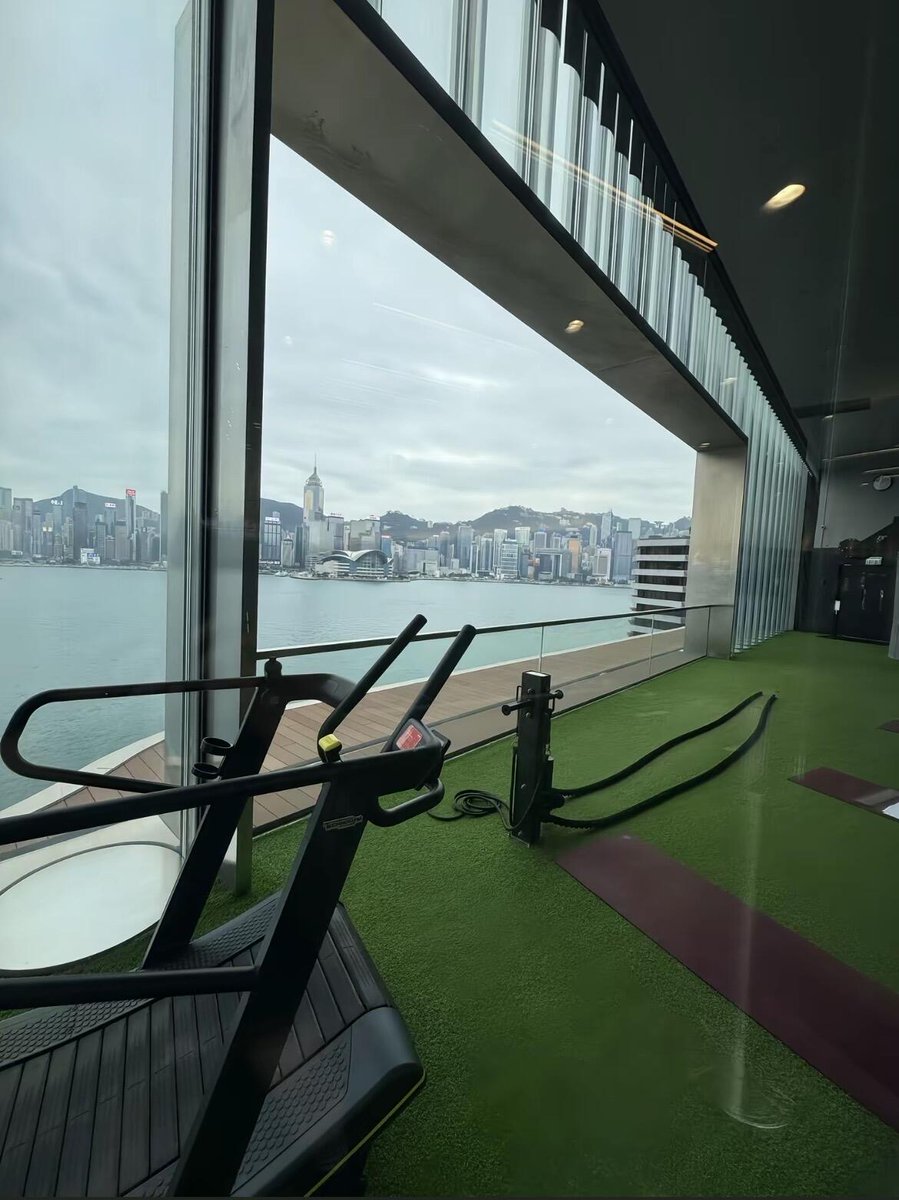 rish990's tweet image. 健身房的一年自律
坚持一年多，每天七点半健身房练力量。变化不是八块腹肌，而是精力更充沛，开会到深夜不犯困；决策更清晰，少了中年人的犹豫；情绪更稳定，不会轻易被琐事激怒。中年男人的体面，是藏在健身房的汗水里。