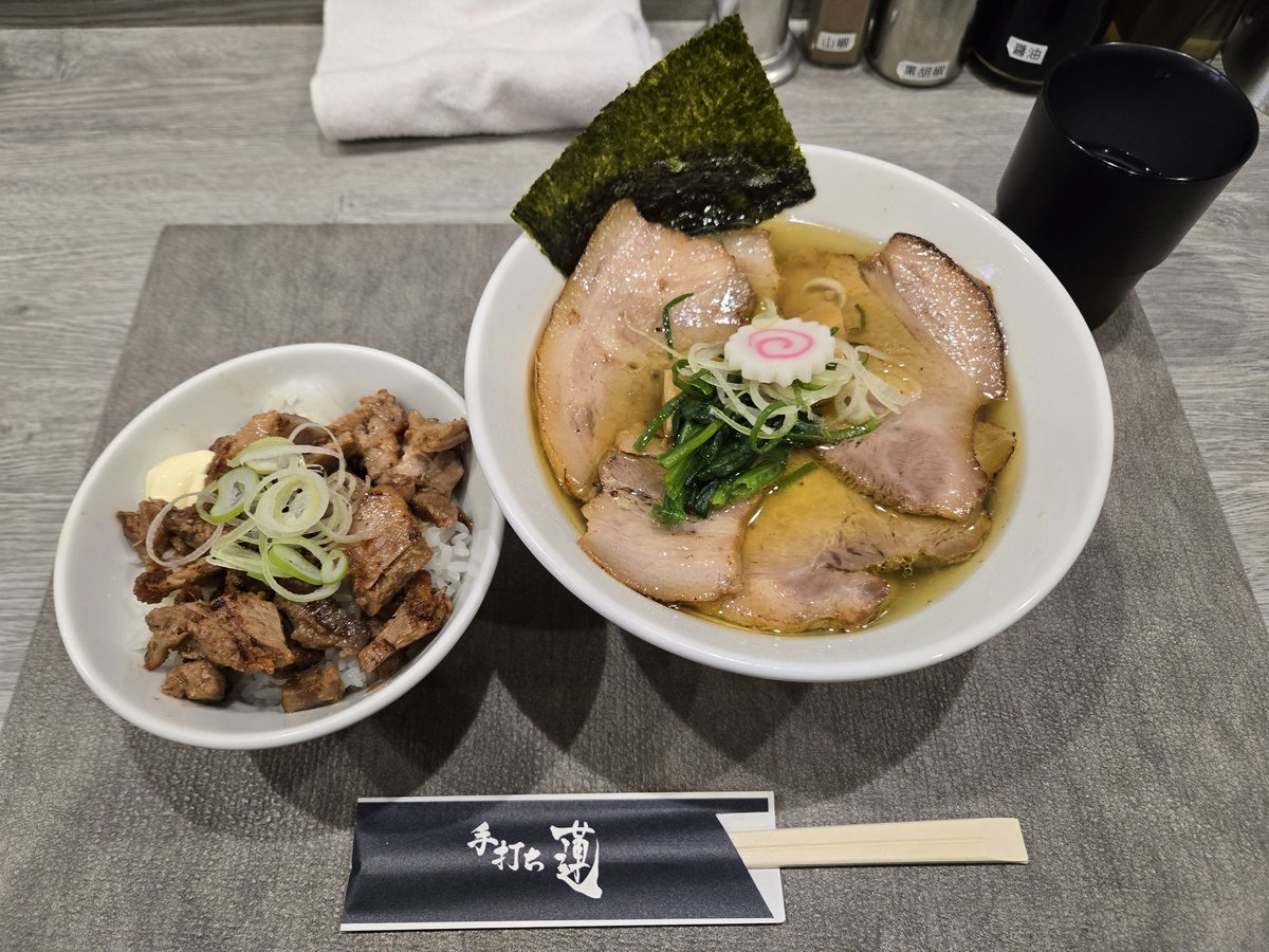 sada112's tweet photo. 妻と手打ち蓮さんへ初訪。
しおチャーシュー麺とチャーシュー飯。
スープをひとくち。
目がかっ開きました。
うまい。旨すぎる。
帰りは妻もニコニコ。
美味しいものは正義です。
#手打ち蓮 #百名店 #ラーメン #森下 https://t.co/3sWv6VhYsY