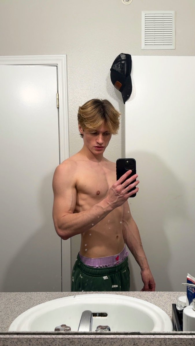 mustyydustyy's tweet image. yoooo I’m so bored