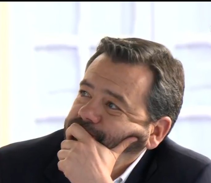 Jajaja me encanta como <a href="/petrogustavo/">Gustavo Petro</a> no tiene filtro para decirle las cosas en la cara al qué corresponda. Cogió a <a href="/CarlosFGalan/">Carlos F. Galán</a> y lo mandó a corregir a su hermano, el amigo de genocidas <a href="/juanmanuelgalan/">Juan Manuel Galán</a>, por deshonrar el nombre de su padre.

La cara del alcalde es oro puro