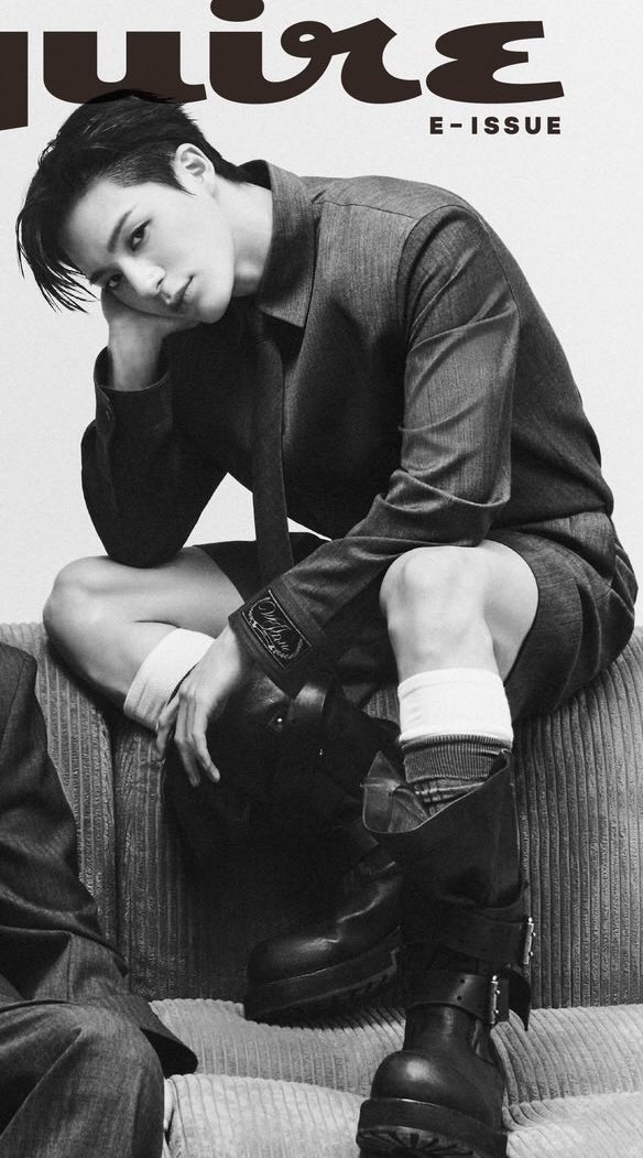 jeno emang paling pinter pose, dia ini beneran born to be model, secakep ini dan sekeren ini harusnya udah tampil di semua majalah njirrr. Gue masih mempertanyakan kenapa tahun lalu satupun magazine kaga ada buat jeno???