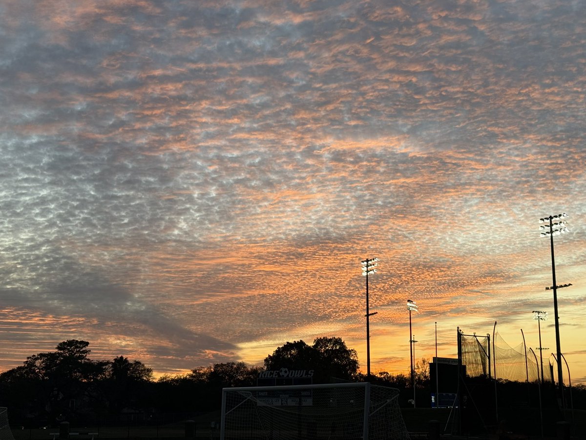 owl_93's tweet image. Beautiful sky before tonight‘s track workout #runningstillsucks #riceuniversity #trackworkout