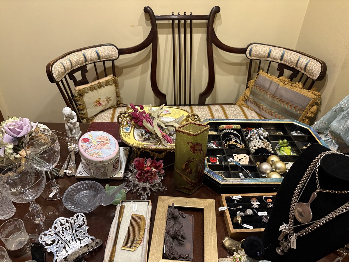 a_goodwill's tweet photo. ウィンドウや店頭にあったディスプレイ小物やお品物を奥へ詰め込んで、
本日は外壁塗装をしています。
そのため青山店は臨時休業となります。
皆様にはご迷惑をおかけいたしますが
どうぞよろしくお願いいたします🙇

#アンティークジュエリー  
＃グッドウィル
#青山 https://t.co/kB1T1j9sPS