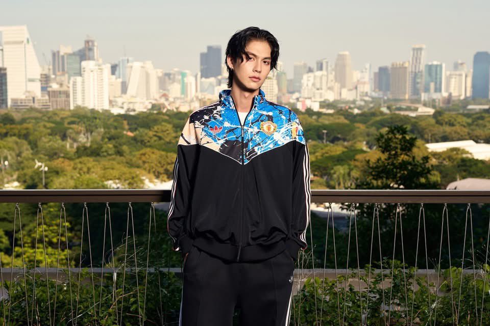 brights4bvc's tweet photo. Adidas unveils the Adidas x Manchester United x The Stone Roses collection with Adidas brand ambassador Bright Vachirawit. 🥀 

🔗https://t.co/IZWTwk7T2N 

#bbrightvc #AdidasxBright
#StoneRoses #adidasOriginals https://t.co/eMkgMjJrnS