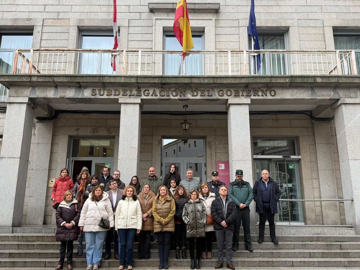 Minuto de silencio a las puertas de la Subdelegación del Gobierno en repulsa por el asesinato machista de una mujer en la provincia de Málaga.
#016