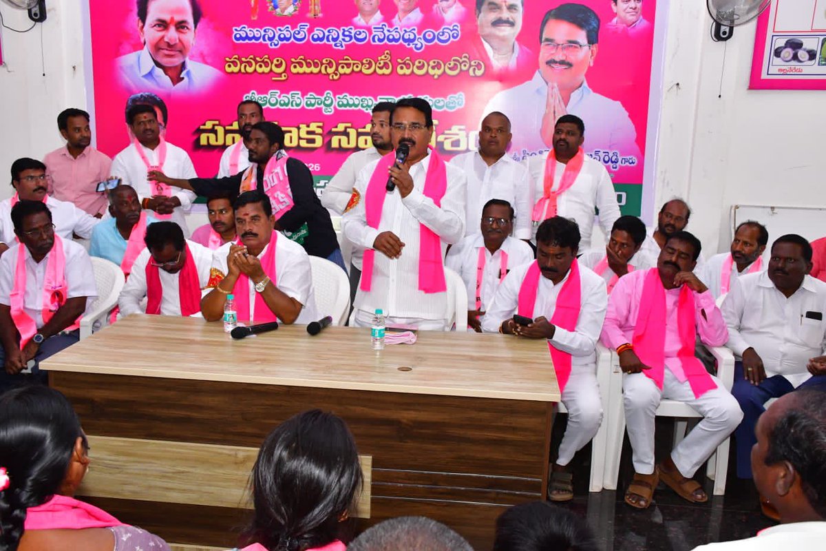BRSWanaparthy's tweet photo. మున్సిపల్ ఎన్నికల సమరానికి బి.ఆర్.ఎస్ శంఖారావం 

ఆంధ్ర పాలకుల బానిస పాలనకు చరమగీతం పాడిన మహానాయకుడు కె.సి.ఆర్ గారు తెలంగాణకు ఇచ్చిన సంక్షేమం, అభివృద్ధిని ప్రజల ముందుకు తీసుకెళ్లాల్సిన బాధ్యత కార్యకర్తలపై ఉందని మాజీ శాసనమండలి చైర్మన్ స్వామి గౌడ్ గారు పిలుపునిచ్చారు. https://t.co/onCklc3z6v