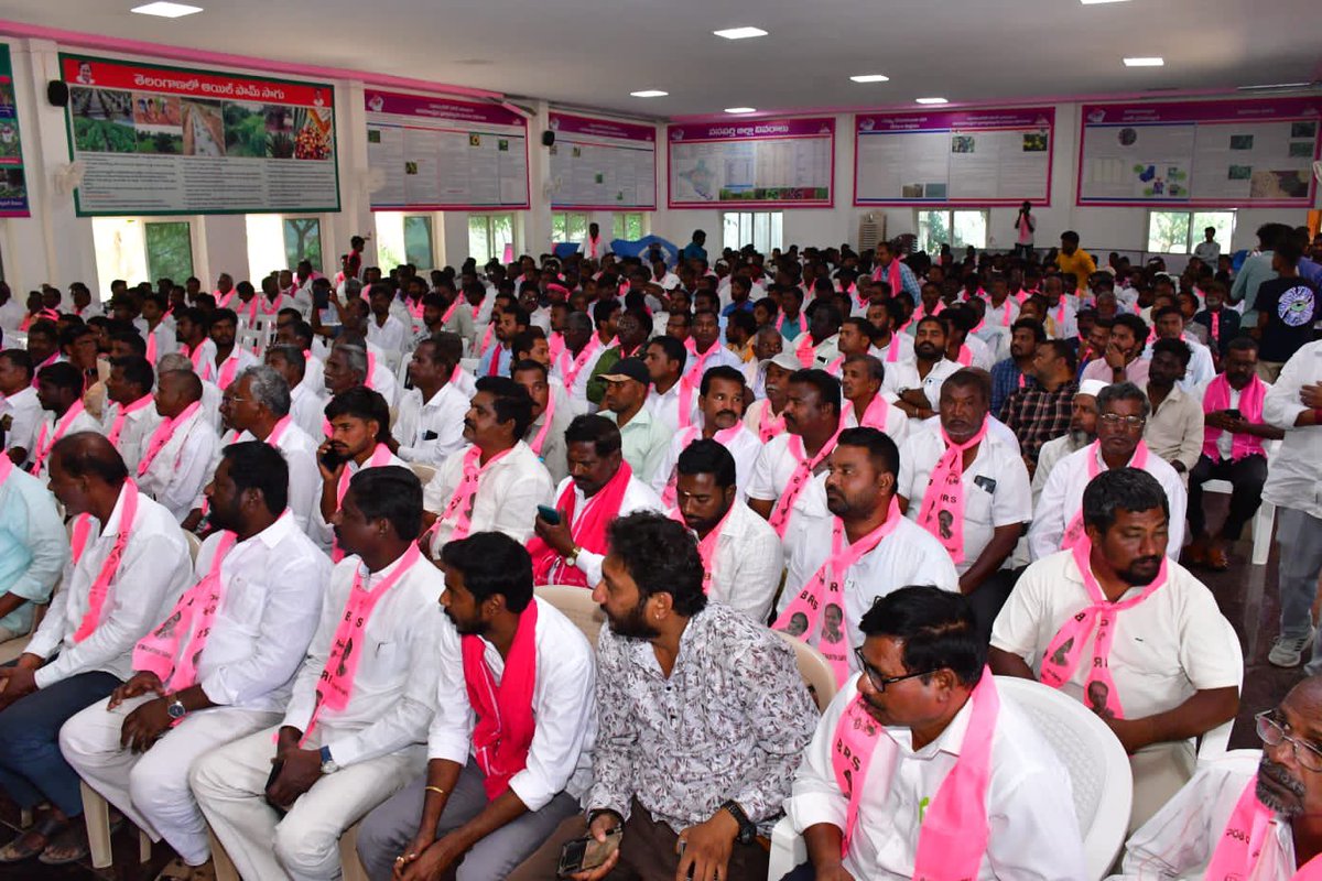 BRSWanaparthy's tweet photo. మున్సిపల్ ఎన్నికల సమరానికి బి.ఆర్.ఎస్ శంఖారావం 

ఆంధ్ర పాలకుల బానిస పాలనకు చరమగీతం పాడిన మహానాయకుడు కె.సి.ఆర్ గారు తెలంగాణకు ఇచ్చిన సంక్షేమం, అభివృద్ధిని ప్రజల ముందుకు తీసుకెళ్లాల్సిన బాధ్యత కార్యకర్తలపై ఉందని మాజీ శాసనమండలి చైర్మన్ స్వామి గౌడ్ గారు పిలుపునిచ్చారు. https://t.co/onCklc3z6v