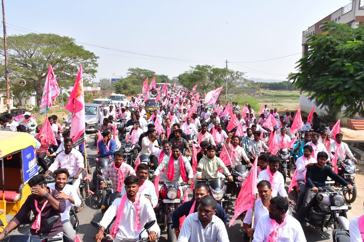 BRSWanaparthy's tweet photo. మున్సిపల్ ఎన్నికల సమరానికి బి.ఆర్.ఎస్ శంఖారావం 

ఆంధ్ర పాలకుల బానిస పాలనకు చరమగీతం పాడిన మహానాయకుడు కె.సి.ఆర్ గారు తెలంగాణకు ఇచ్చిన సంక్షేమం, అభివృద్ధిని ప్రజల ముందుకు తీసుకెళ్లాల్సిన బాధ్యత కార్యకర్తలపై ఉందని మాజీ శాసనమండలి చైర్మన్ స్వామి గౌడ్ గారు పిలుపునిచ్చారు. https://t.co/onCklc3z6v