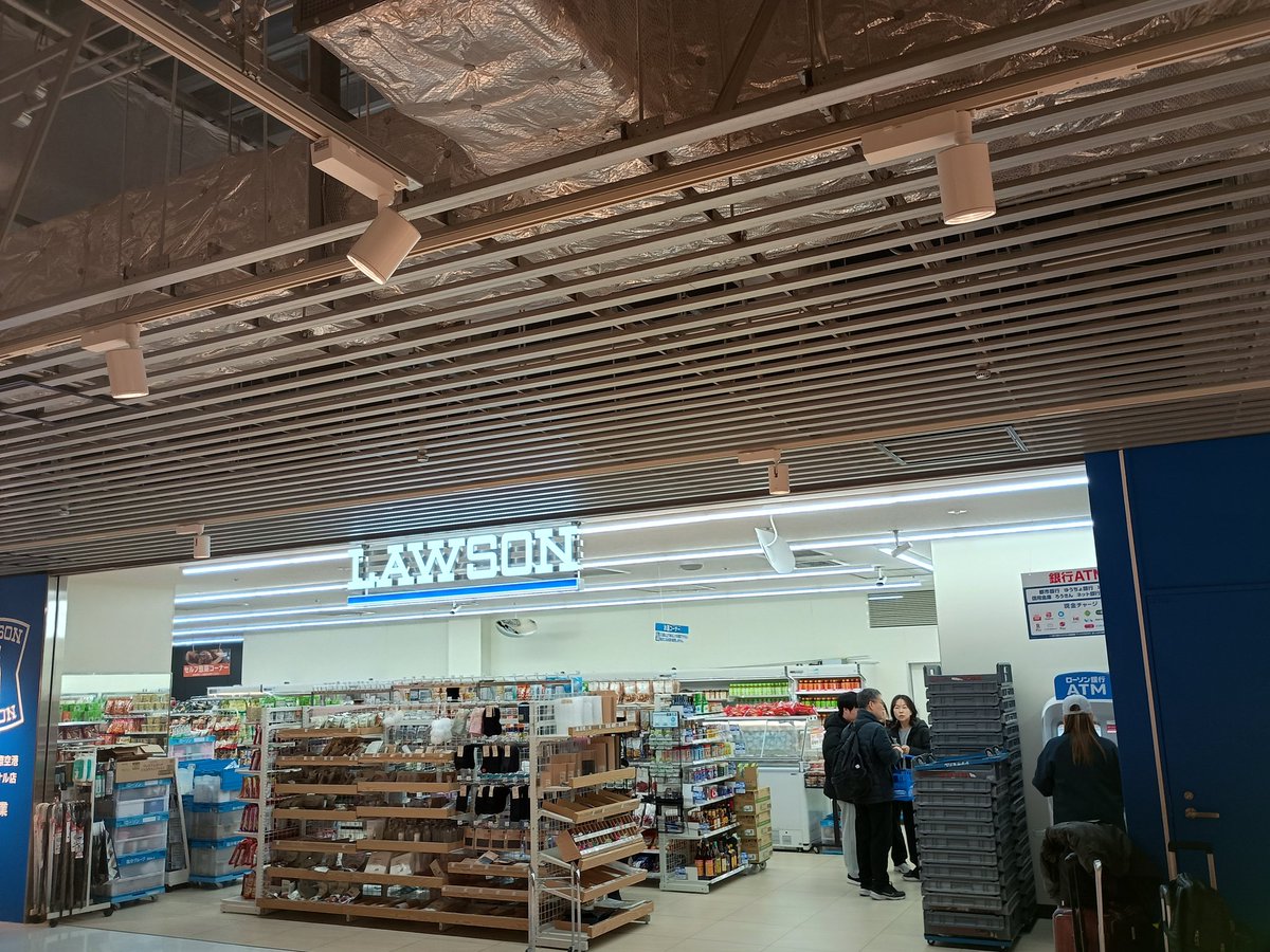 Naritakuko_RET's tweet image. 昨日から始まった、盛りすぎチャレンジ。いつもの成田空港第3ターミナルのローソンで購入。
プレミアムロールケーキはなかったけど2品ゲット。
盛りすぎ！ソース焼そば 538円(税込)は
麺重量がお値段そのまま50%増量で1100カロリーあるみたい。
食べきれるかな？