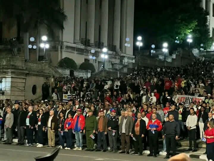 Etien073's tweet photo. Arranca en #LaHabana la marcha de laa antorchas celebrando el Centenario de Fidel y el 173 Aniversario del Natalicio de Martí. 

En momentos decisivos ESTAMOS Y ESTAREMOS AQUÍ!!! https://t.co/KjaRgSumHU