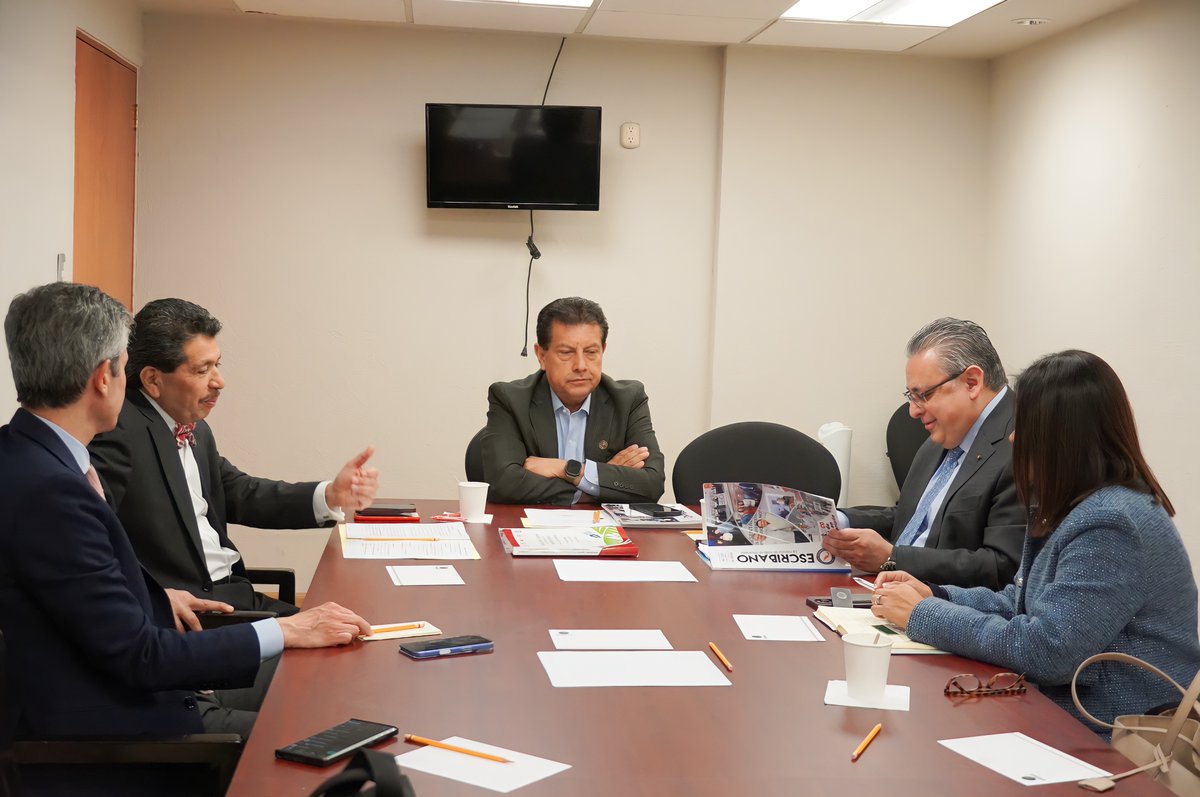 notariadomex's tweet photo. El presidente del @notariadomex, Not. Ricardo Vargas Navarro, y la secretaria del interior del #CNNM, Not. Ana Lilia Porras, sostuvieron una reunión con el diputado Oscar Bautista Villegas, en la que conversaron sobre la iniciativa presentada por el legislador para reformar el artículo 121 constitucional, así como la expedición de una Ley General del Notariado; además, se alcanzaron puntos de acuerdo para trabajar de manera conjunta en un proyecto común, en especial no mencionar una edad de retiro y eliminar el séptimo transitorio

#NotariadoMexicano #JuntosPorElNotariado