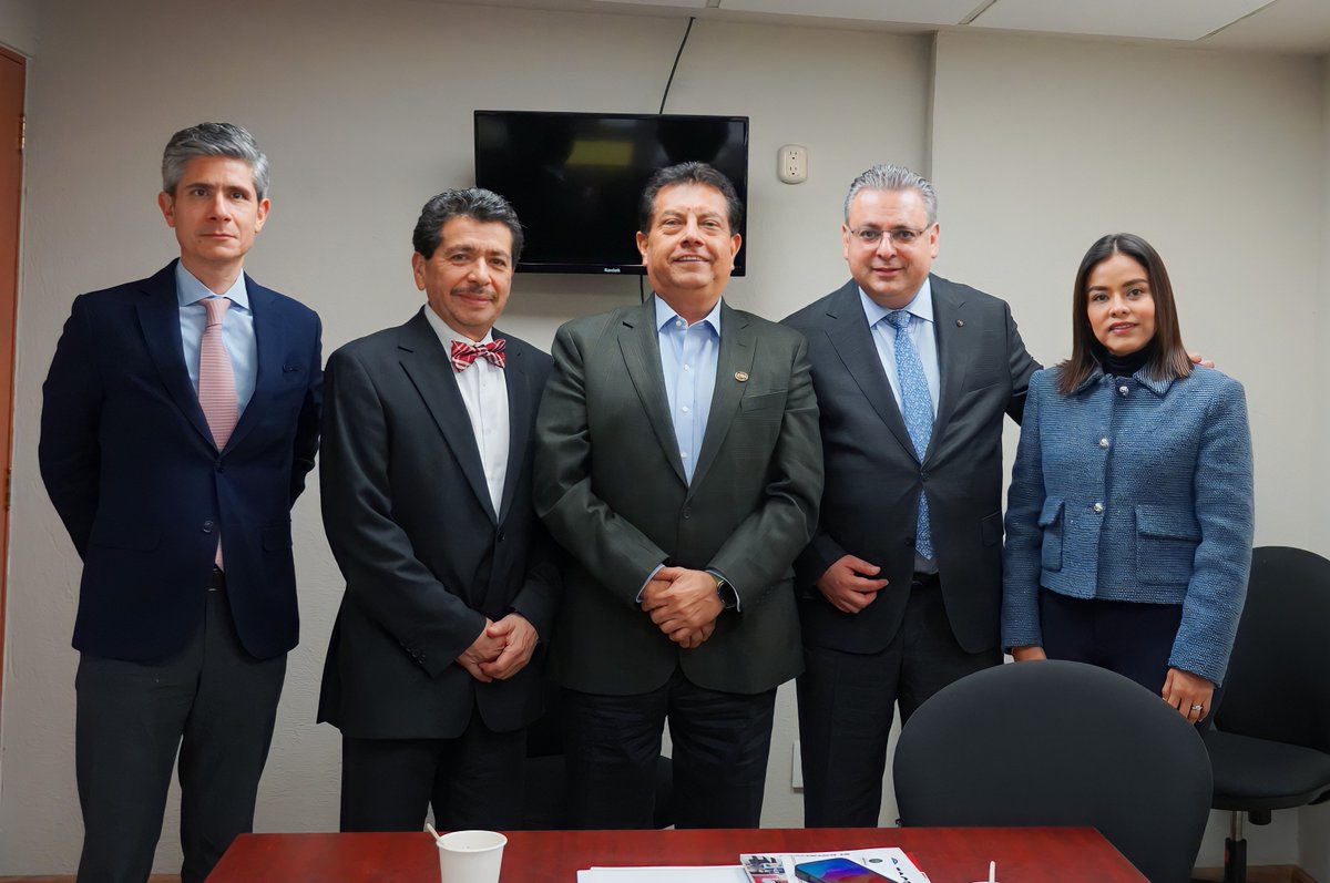 notariadomex's tweet photo. El presidente del @notariadomex, Not. Ricardo Vargas Navarro, y la secretaria del interior del #CNNM, Not. Ana Lilia Porras, sostuvieron una reunión con el diputado Oscar Bautista Villegas, en la que conversaron sobre la iniciativa presentada por el legislador para reformar el artículo 121 constitucional, así como la expedición de una Ley General del Notariado; además, se alcanzaron puntos de acuerdo para trabajar de manera conjunta en un proyecto común, en especial no mencionar una edad de retiro y eliminar el séptimo transitorio

#NotariadoMexicano #JuntosPorElNotariado