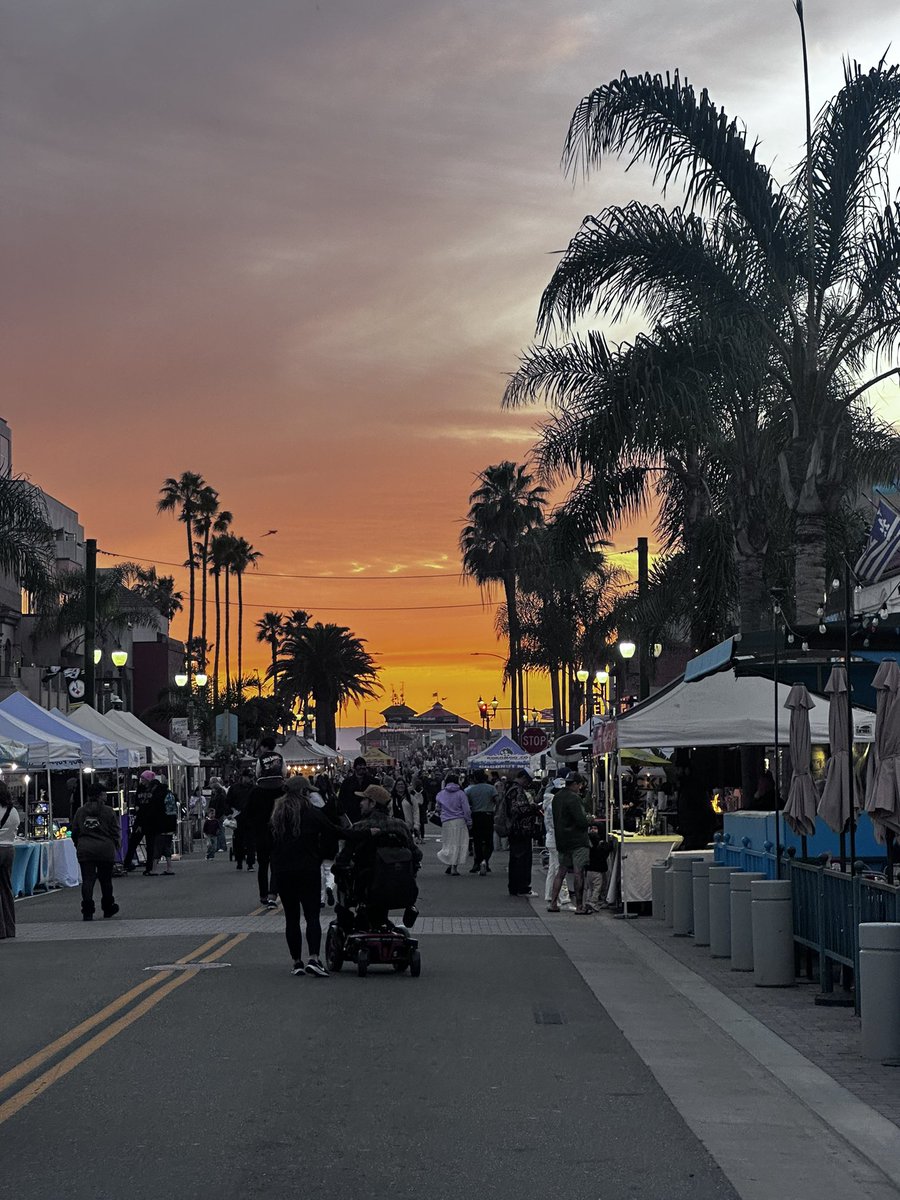 NKaravedas's tweet image. Beach City Nights! 😎🧡🌊🌮 #Huntington #TacoTuesday #Freds @JKaravedas