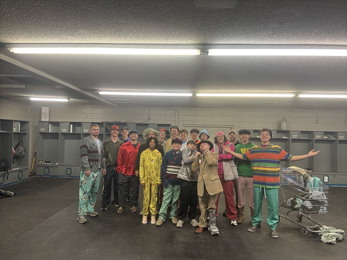 TheOakBSB's tweet photo. Thrifty night of basketball……
#pureJOY
#dressed4Success https://t.co/MqSwac6Qbe