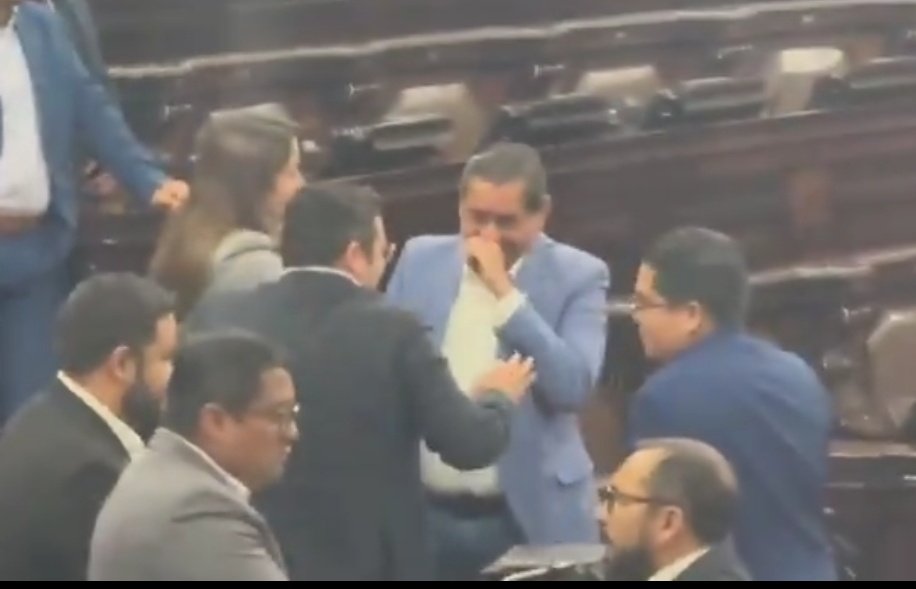 carlos_vills04's tweet image. Al parecer @raicesguate y la @UNEbloque encontraron su profesión, hacer show.
Hace una semana se dijeron lo mismo, que presentarían denuncias en contra de cada quien y al otro dia, estaban de risa y risa, de abrazo en abrazo.

Usted sabrá si les sigue creyendo o se entretiene con…