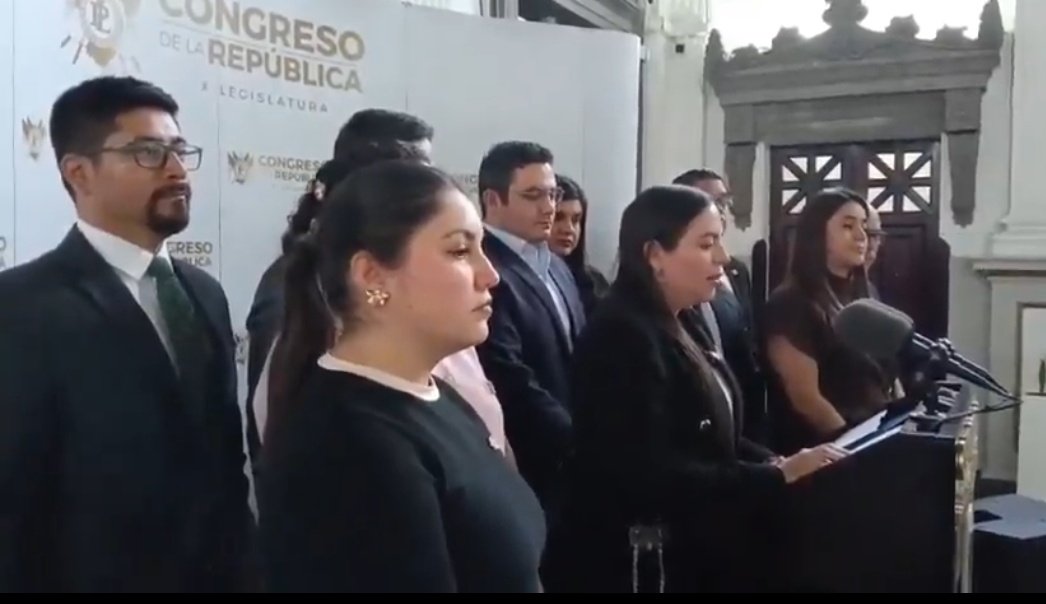 carlos_vills04's tweet image. Al parecer @raicesguate y la @UNEbloque encontraron su profesión, hacer show.
Hace una semana se dijeron lo mismo, que presentarían denuncias en contra de cada quien y al otro dia, estaban de risa y risa, de abrazo en abrazo.

Usted sabrá si les sigue creyendo o se entretiene con…