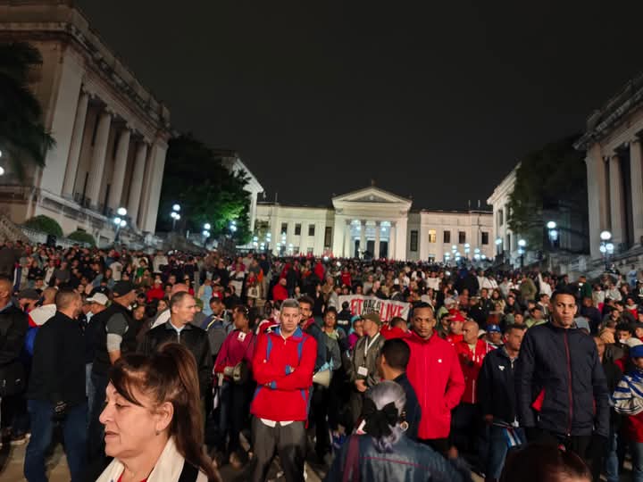 alfonso_noya's tweet photo. Cada 27 de enero un ejército joven, de pueblo, toma por asalto la legendaria Escalinata universitaria para marchar hasta la Fragua Martiana. Esta noche no puede ser de otra forma. 

También en toda #Cuba🇨🇺 se alzará la #AntorchaAntimperialista 

#MartiVive 
#100AñosConFidel https://t.co/xhldtkMO10